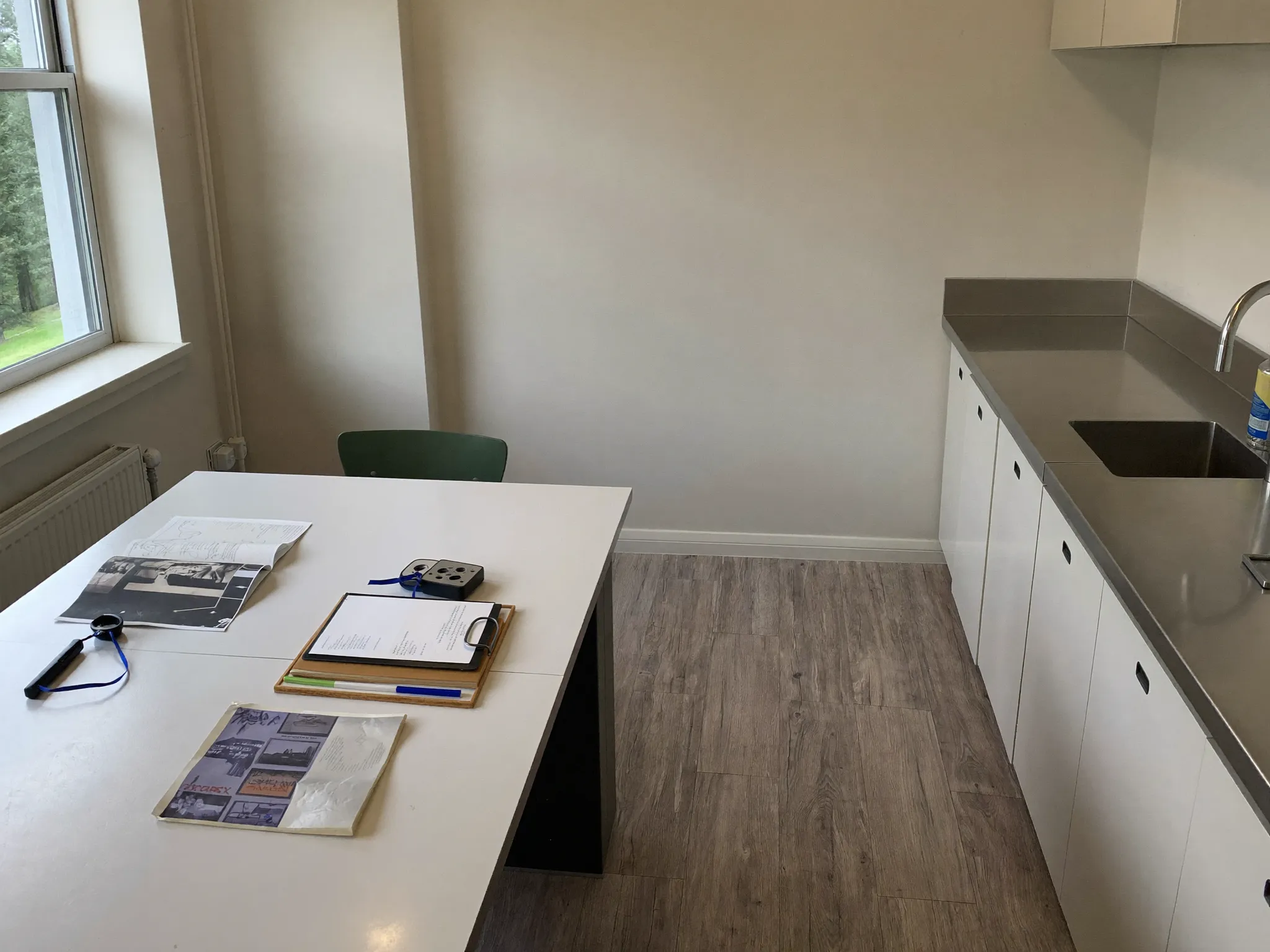 Sauberes, helles Büro mit Reinigungswagen im Hintergrund