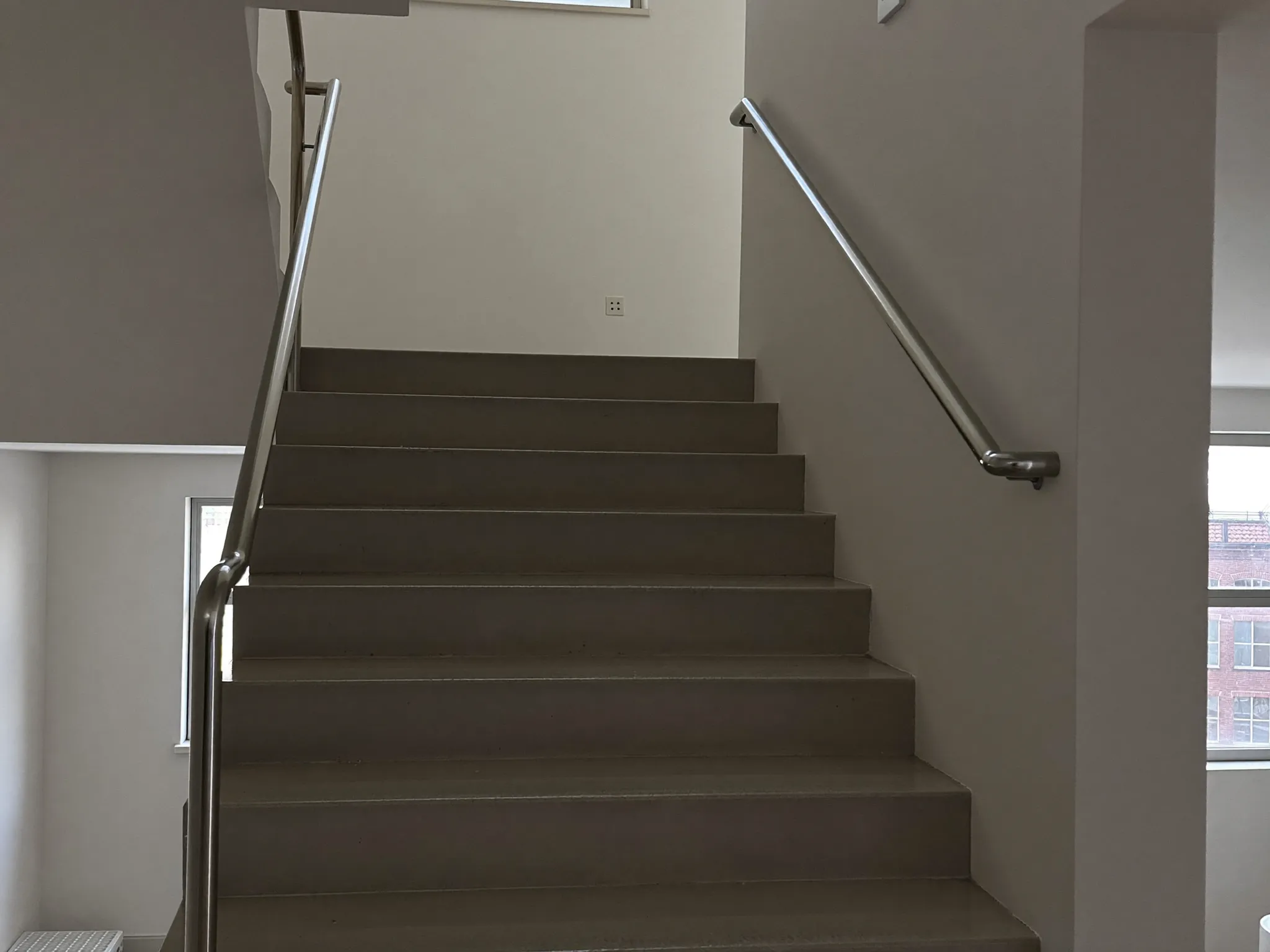 Glänzender Eingangsbereich mit Glasflächen eines Wohngebäudes
