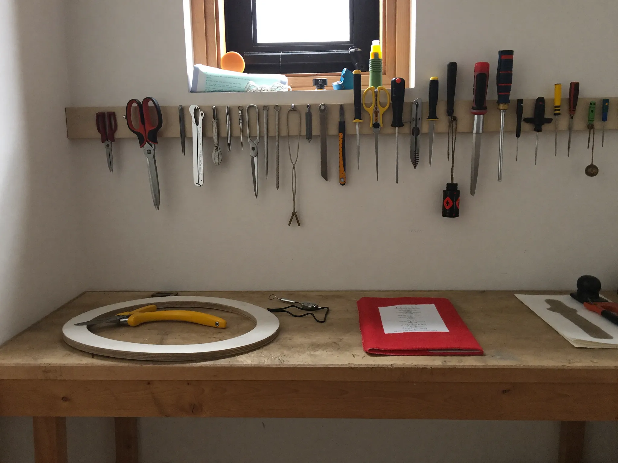 Hauseingang und Hof mit ordentlich abgestelltem Werkzeug