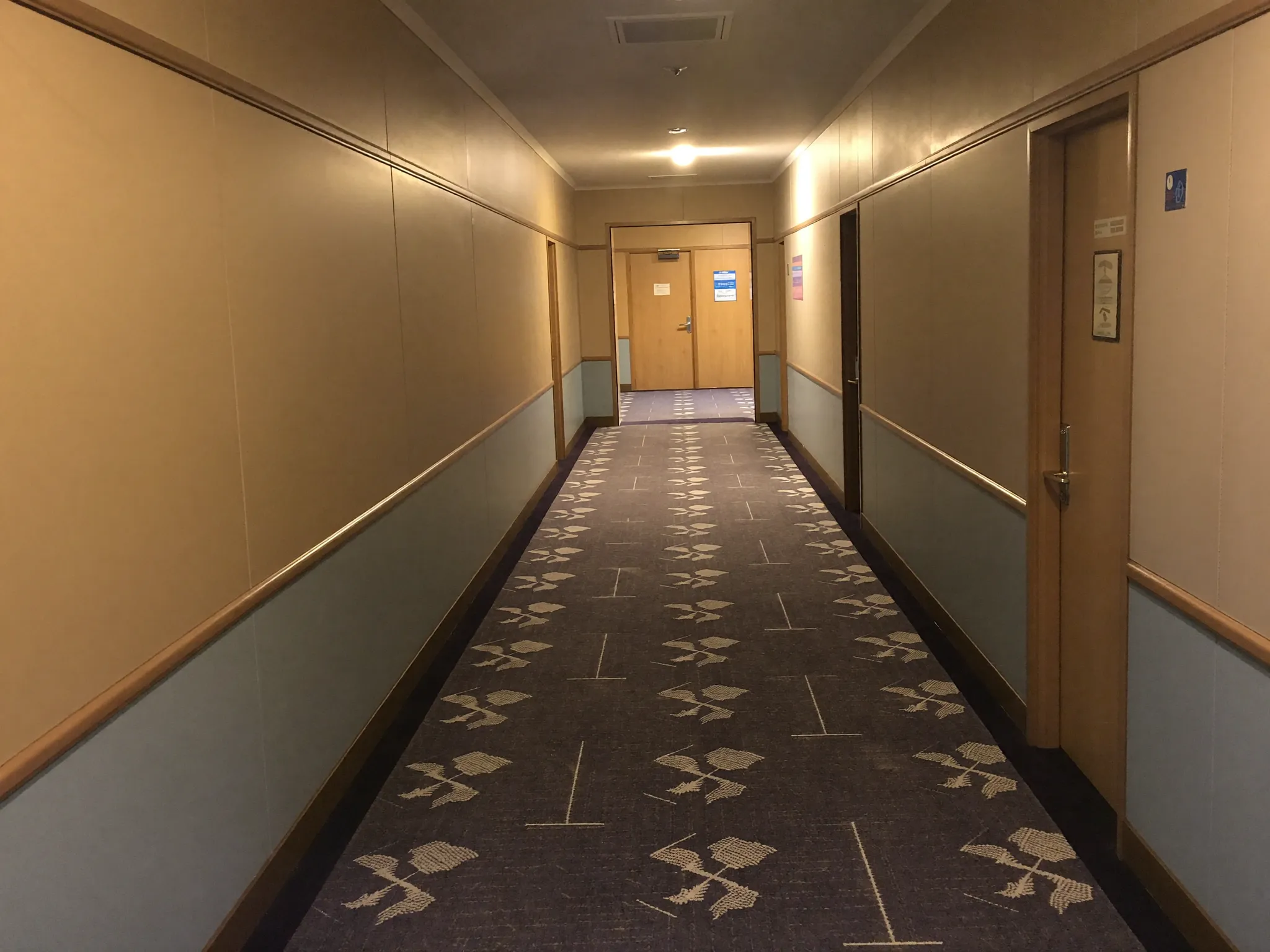Sauberer Hotelflur mit Housekeeping-Wagen
