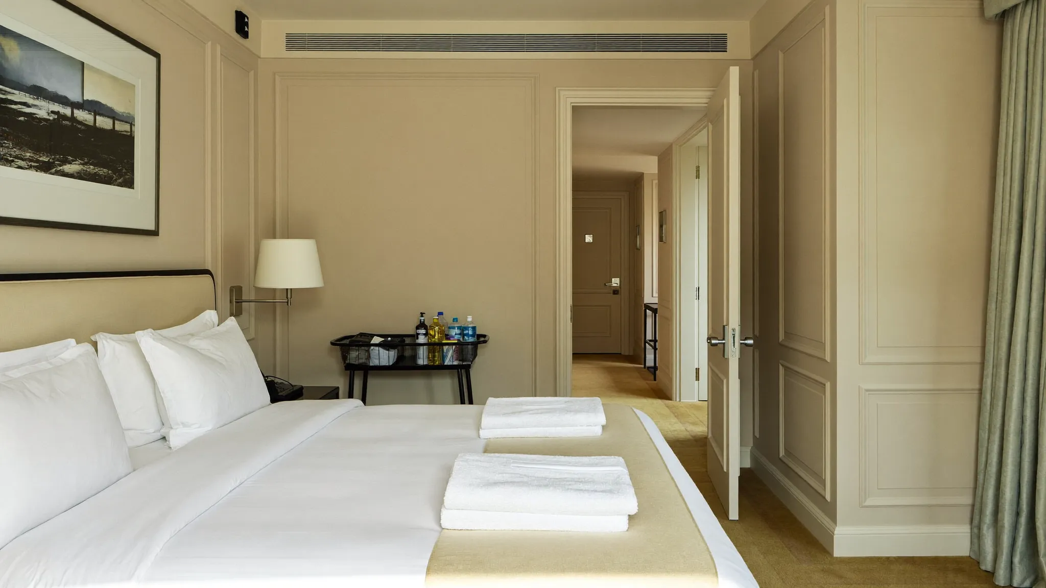 Frisch gereinigtes Hotelzimmer mit bezogenem Bett